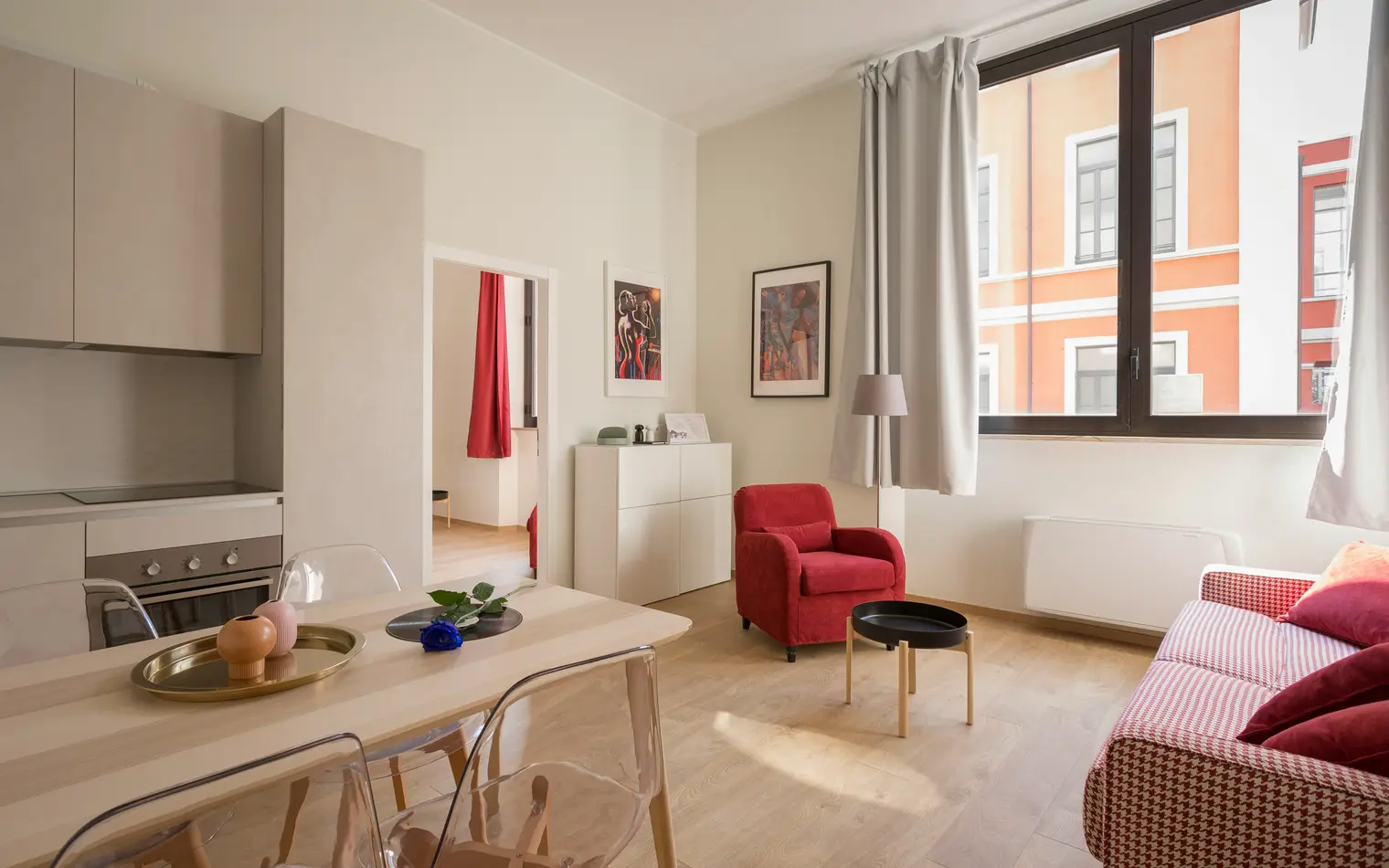 Interior de un primer departamento con sofá y mesa de comedor