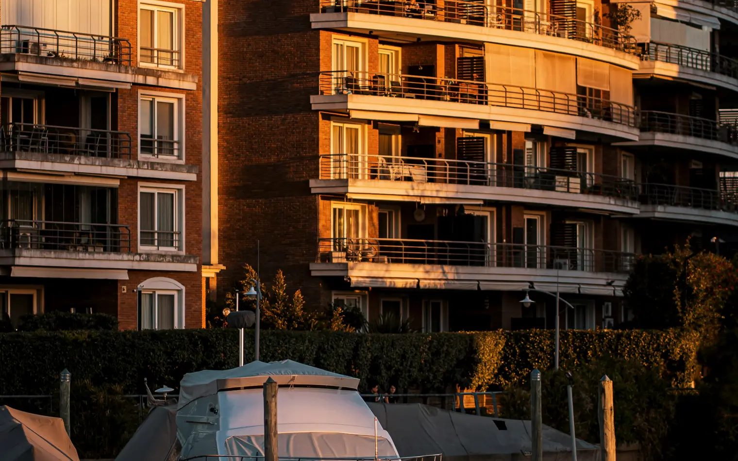 Edificio de departamentos al atardecer en Buenos Aires
