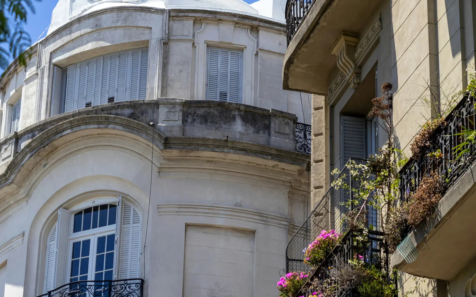 Fachada de un edificio de estilo francés en Buenos Aires